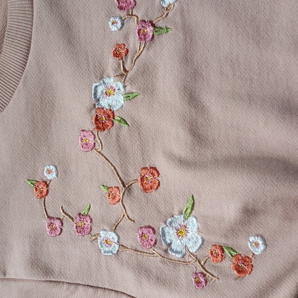 Pink embroidered blossoms top - Picture 6 of 11